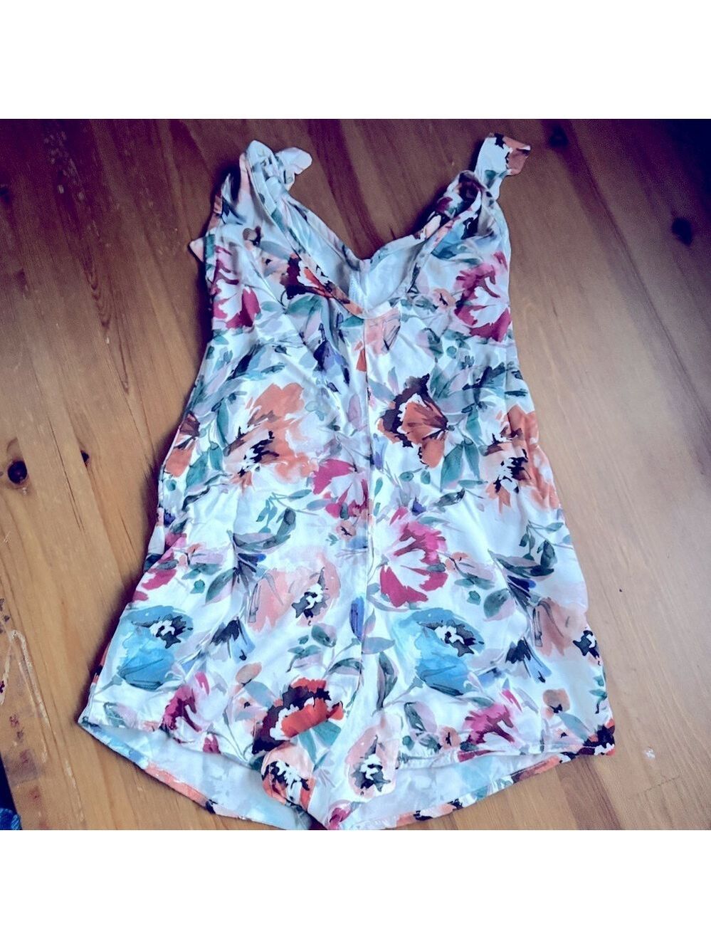 Shore floral romper size Xs nwot